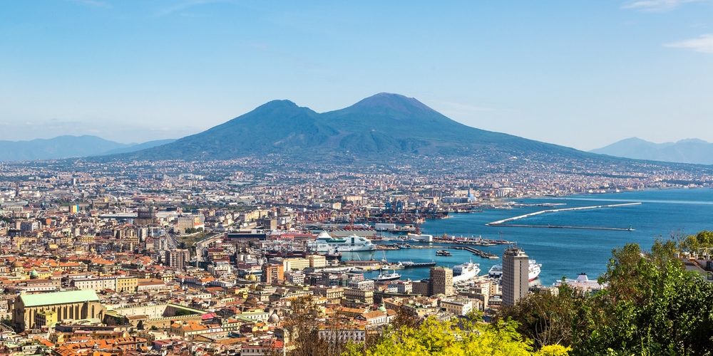 السياحة في ايطاليا وأجمل المعالم السياحية التى يجب زيارتها 2020 Mount-Vesuvius-1000x500