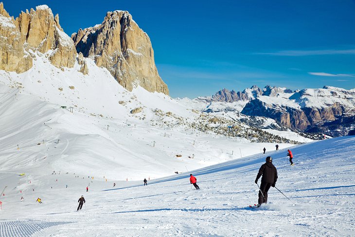 السياحة في ايطاليا وأجمل المعالم السياحية التى يجب زيارتها 2020 Italy-things-to-do-val-di-fassa-skiing